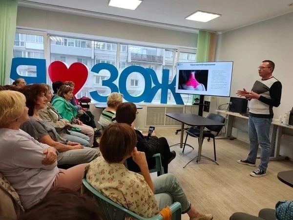 Для участников «Клуба активного долголетия» провели мастер-класс по кинезиотейпированию