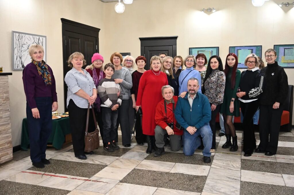 Полезная коллаборация здоровья и творчества: «Клуб активного долголетия» принял участие в открытии выставки.